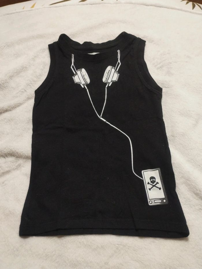 Débardeur noir casque musique