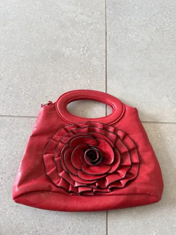 Sac à bandoulière rouge, bon état mais une grosse trace de cutter sous le sac, 25*18cm