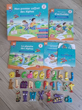 Mon premier coffret des alphas avec les 28 figurines alphas. Recrealire