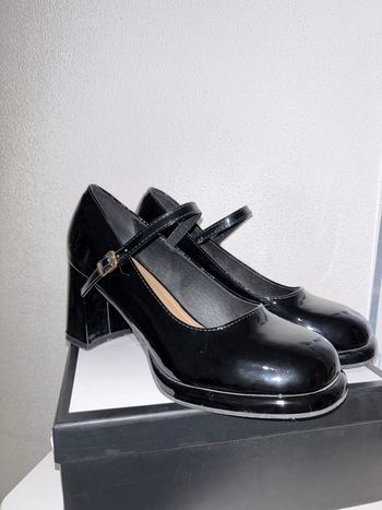 Talons noirs, femme