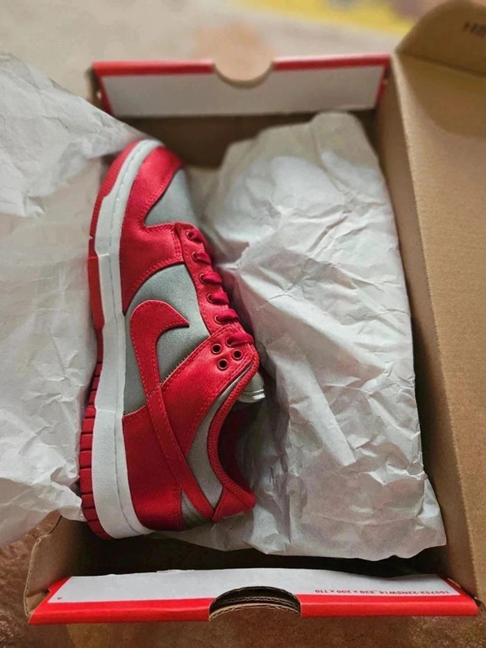 Nike Dunk Low w ess snkr grey/ varsity red- White Taille 38.5 - photo numéro 4