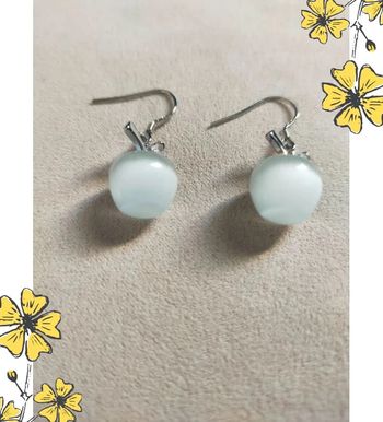Boucles d’oreilles pomme blanche givrée – Effet pierre de lune