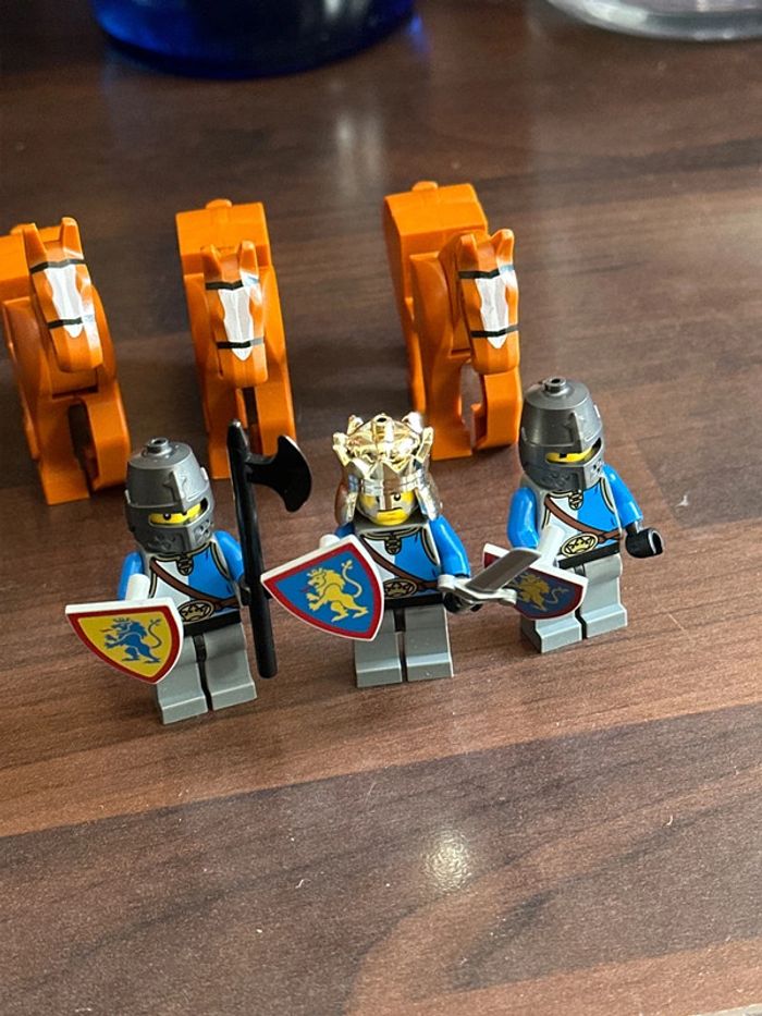 3 figurines Lego + cheval,arme et bouclier - photo numéro 6