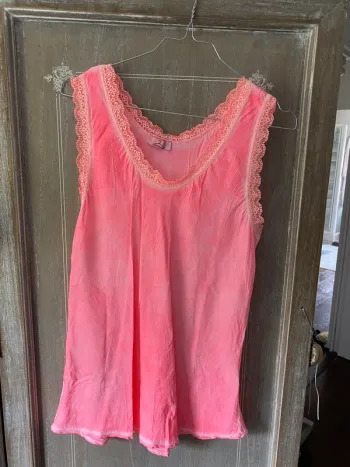 Débardeur dentelle rose fluo