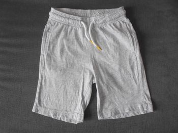 Short, taille: 6 ans à 0,50 EURO