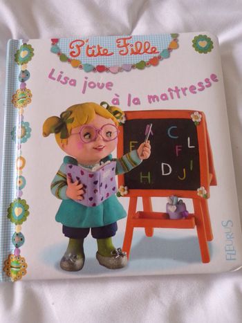 Livre P'tite fillE Lisa joue a la maitresse Fleurus