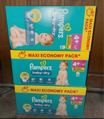 Trois cartons de couches Pampers taille 4 plus