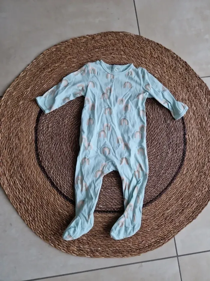 Joli pyjama Kiabi motif arc en ciel fille taille 9 mois