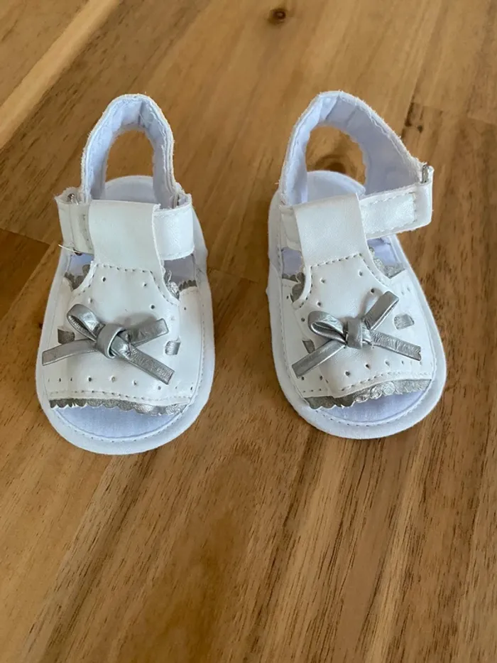 Sandale blanche et grise