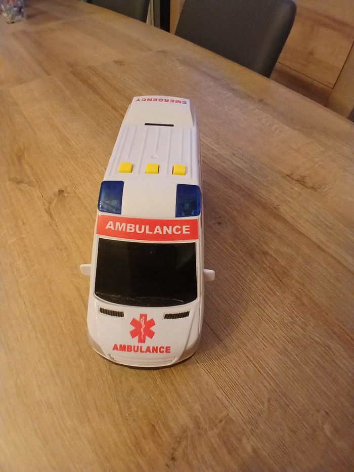 Véhicule ambulance jouet