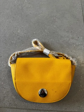 Sac à bandoulière jaune, bon état mais il y a des tâches à nettoyer 20x11cm