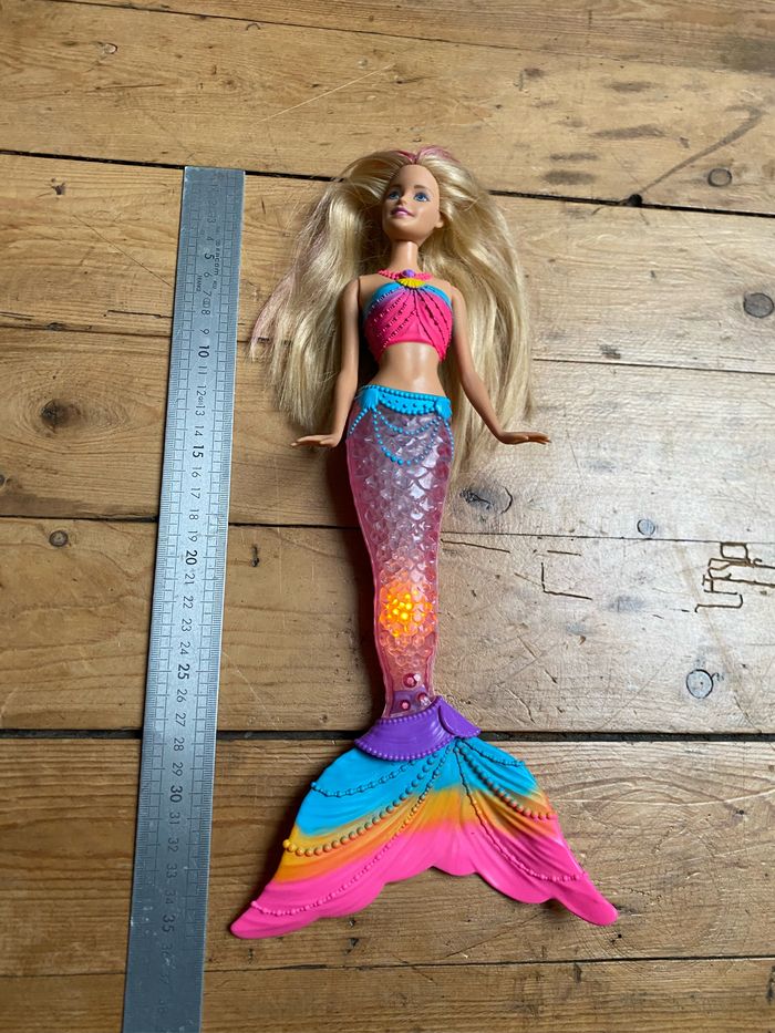 Poupée Barbie Arc-en-ciel D'occasion - Très Bon état, Idéale Pour Les 5-7 Ans
