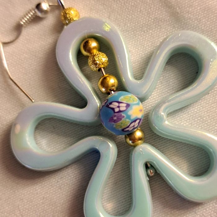 Boucles d'oreilles pendante fleurs bleu et doré - photo numéro 7