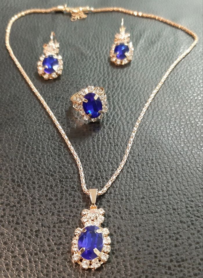Très jolie parure dorée vintage en strass et pierre bleue