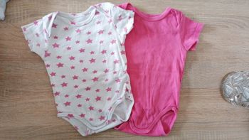 Lot de 2 bodies manches courtes étoile et uni rose 12 mois