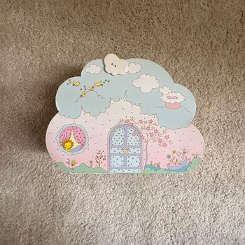 Maison nuage Tinyly avec personnages