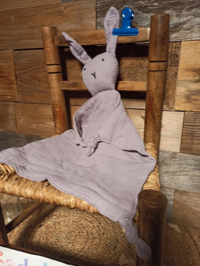 Doudou lapin gaze coton mauve neuf - photo numéro 3