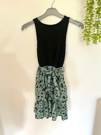 Très jolie robe à bretelle pour femme