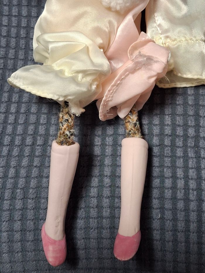 Poupée en porcelaine - photo numéro 4