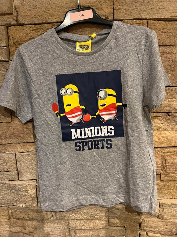 T-shirt les minions 5 ans neuf avec étiquette