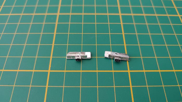 Lot x2 phares avant pièce détachée miniature Bugatti EB110 1992 Maisto 1/18 1/18ème #B79 - photo numéro 2