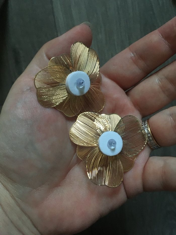 Boucles d’oreilles NEUVES pour femme en forme de fleurs 🌼 couleur doré - photo numéro 6