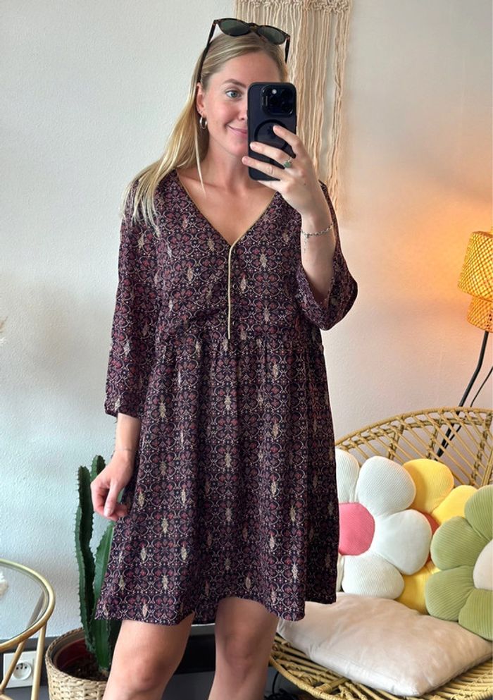 Belle robe fluide noire avec imprimé fleuri bordeaux et doré, taille 3/40 - La Petite Étoile Paris