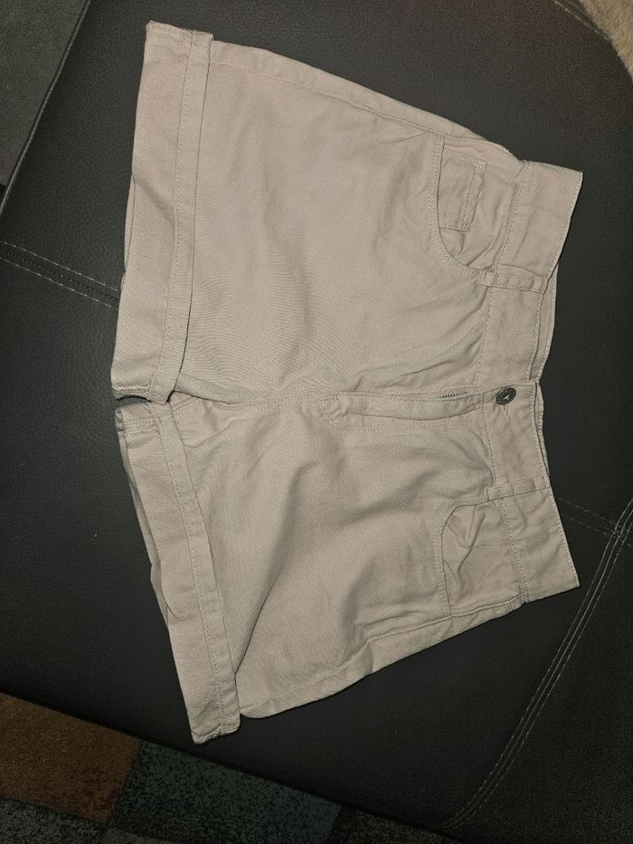 Short fille