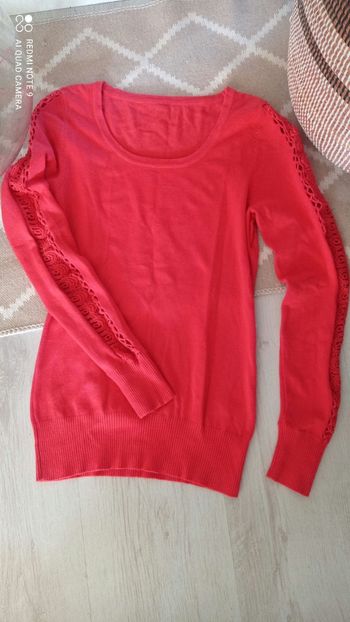 Pull léger H&M coloris corail avec dentelle en macramé aux manches Taille S
