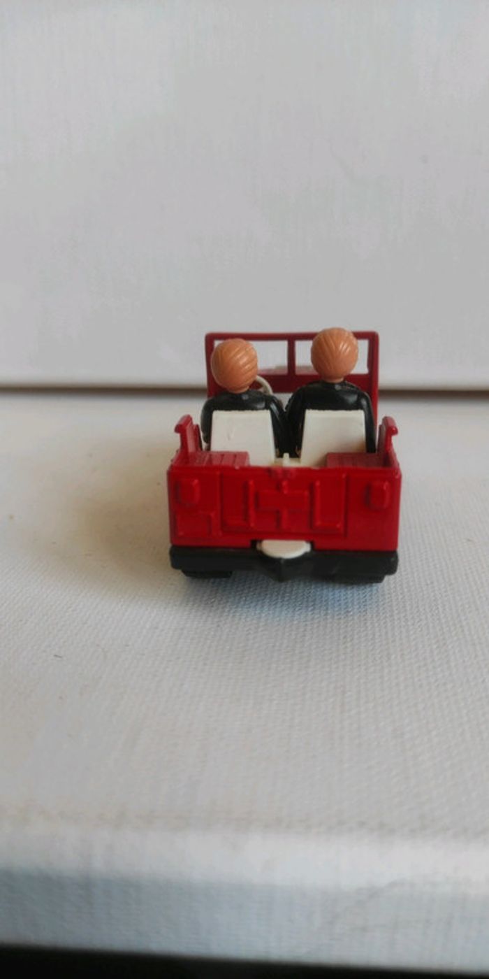 Modélisme jeep de pompier avec deux personnages - photo numéro 3