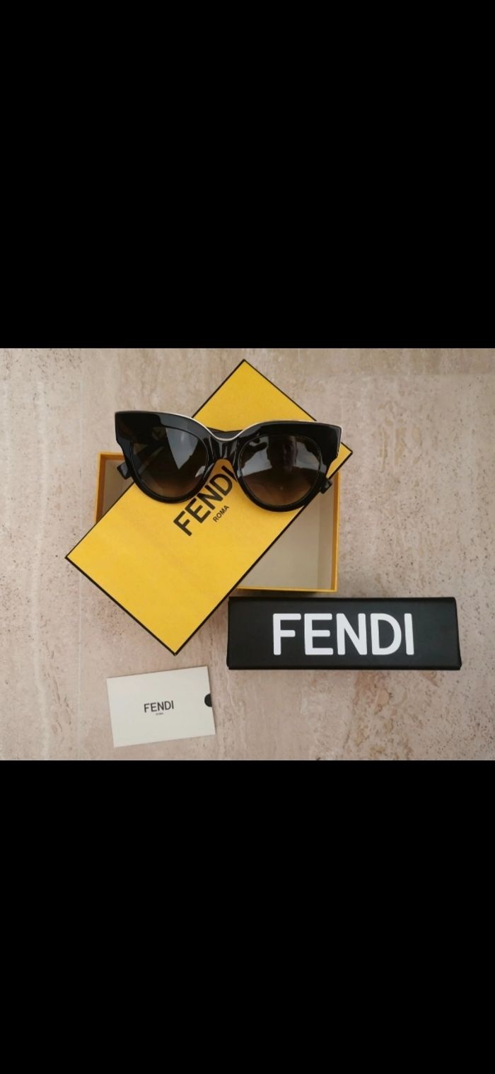 Lunettes de soleil FENDI