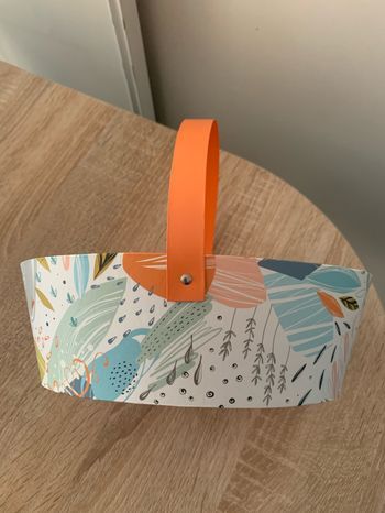 Panier à anse rabattable