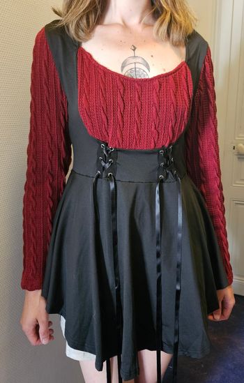 Robe noire à lacets & manches rouges – Neuve – Taille M