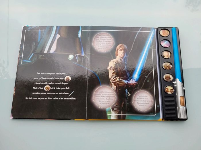Fantastique livre Star Wars L'entrainement Jedi, sabre laser lumineux et voix du film - photo numéro 4