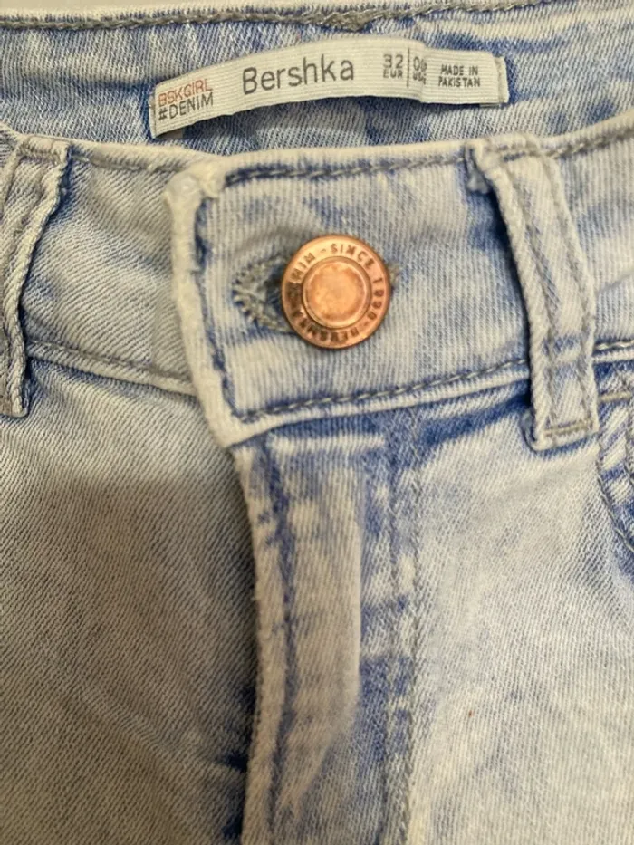 Short en jean Bershka XXS / 32 – effet usé vintage – très court - photo numéro 3