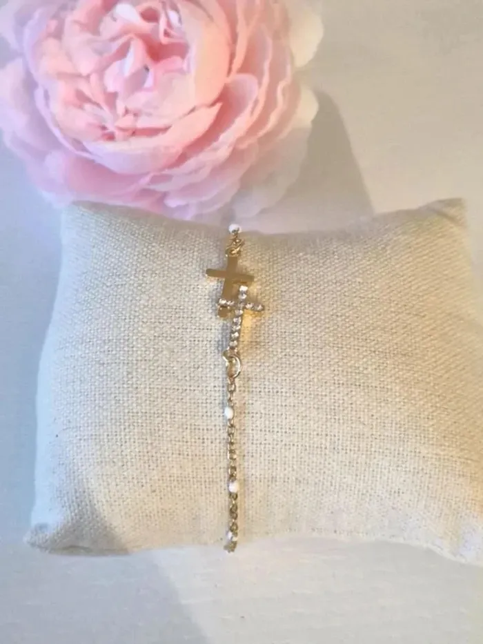Bracelet style gigi avec double croix 🌸 en acier inoxydable 🌸 perles résines blanches - photo numéro 3