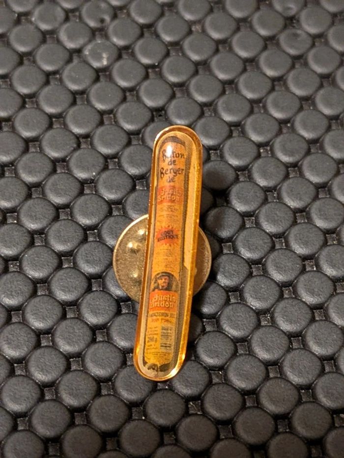 Pin's Saucisson Baton de Berger de Justin Bridou