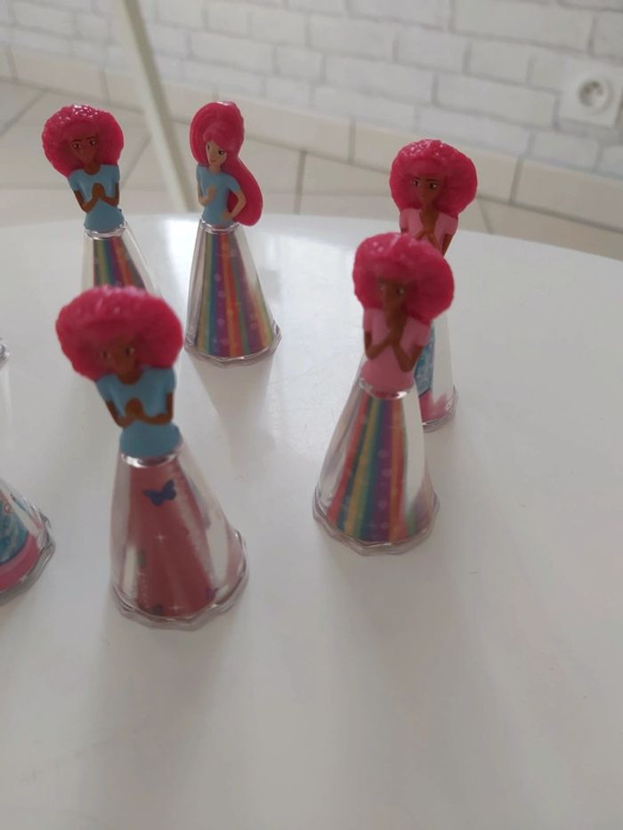 Lot figurines barbie kinder - photo numéro 3