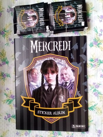 Lot  Panini Mercredi Wednesday Un album vide et 50 pochettes scellées