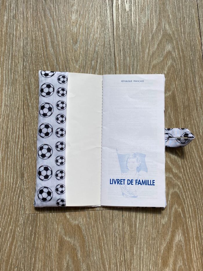Protège livret de famille ballon de foot - photo numéro 2