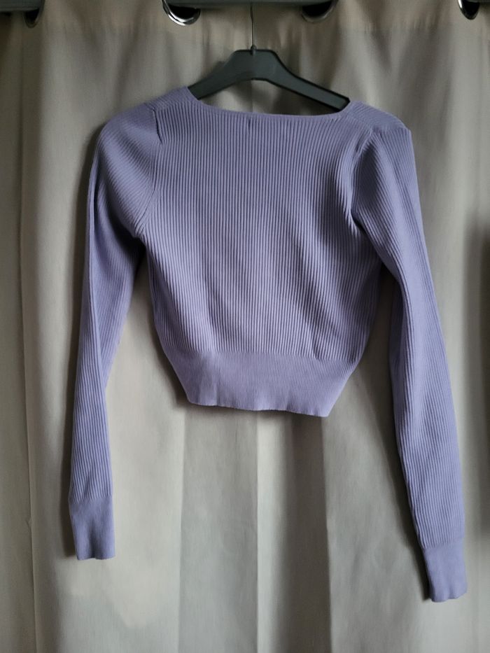 Petit pull manches longues lilas court avec boutons col en v bershka - photo numéro 2