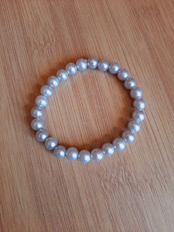 Bracelet perles nacrées grises
