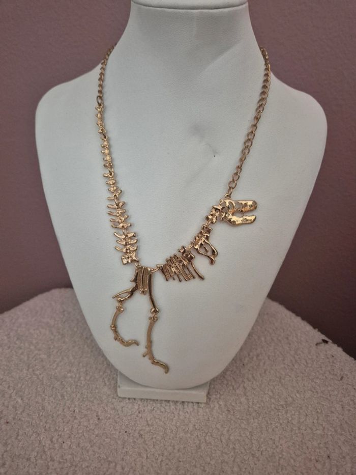 Collier dinosaure