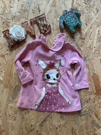 Adorable haut rose bébé avec lapin