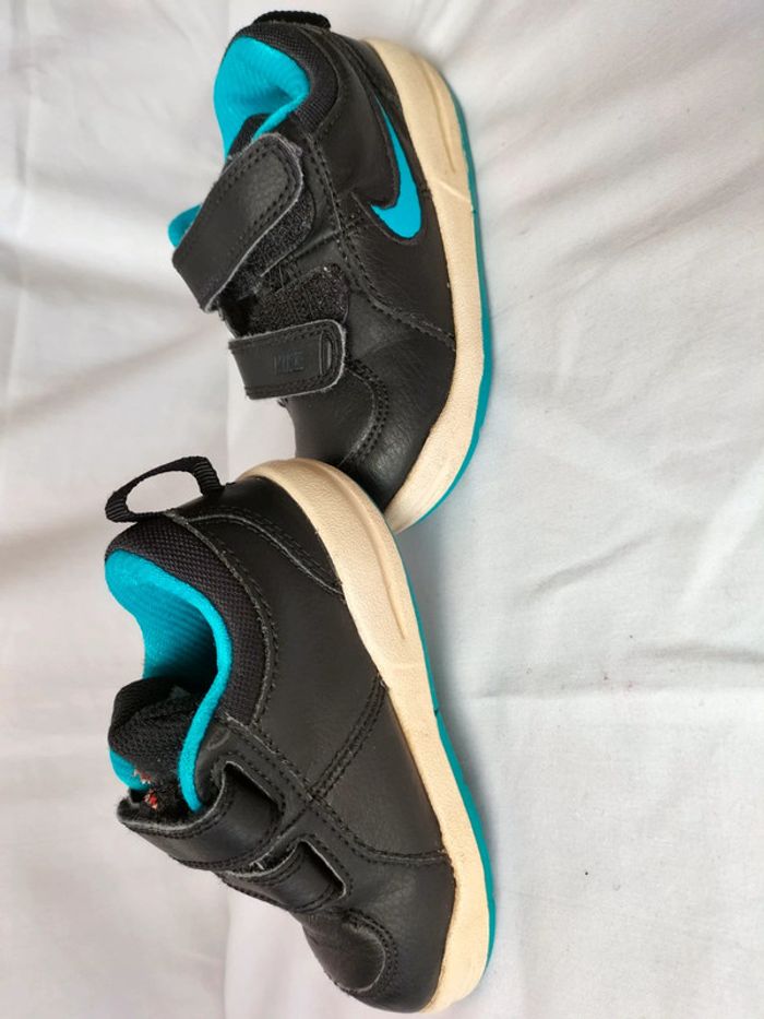 Chaussures Nike taille 22 - photo numéro 2