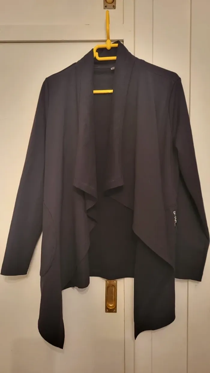 Veste noire légère sans boutons