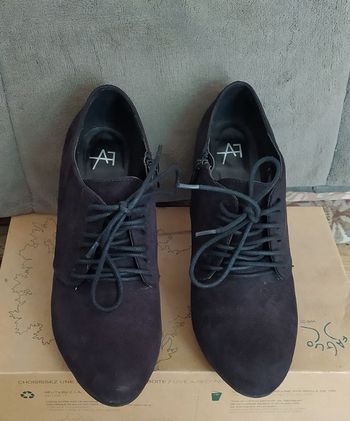 Chaussures à petit talon et laçage noir Taille 40