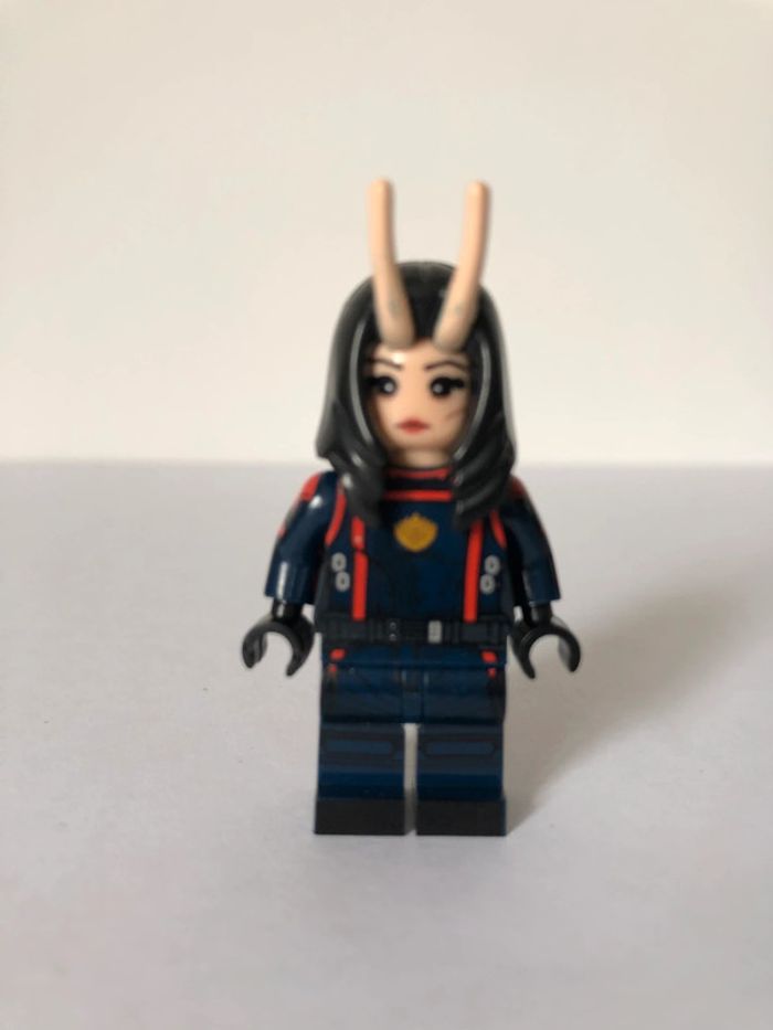 Figurine type lego Mantis. Les gardiens de la galaxie Marvel