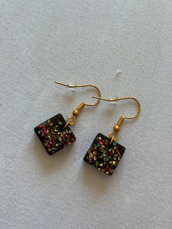 Petite boucles d’oreille carré fait main résine marron cristaux multicolore acier inoxydable