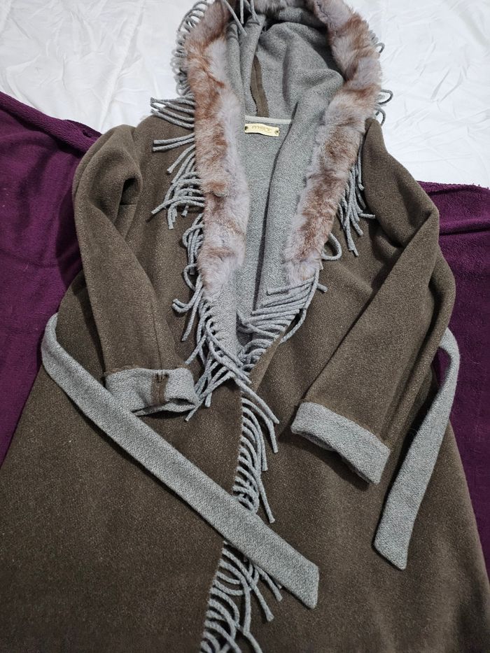 Manteau femme taille L marque MET avec  capuche  et fausse  fourrure